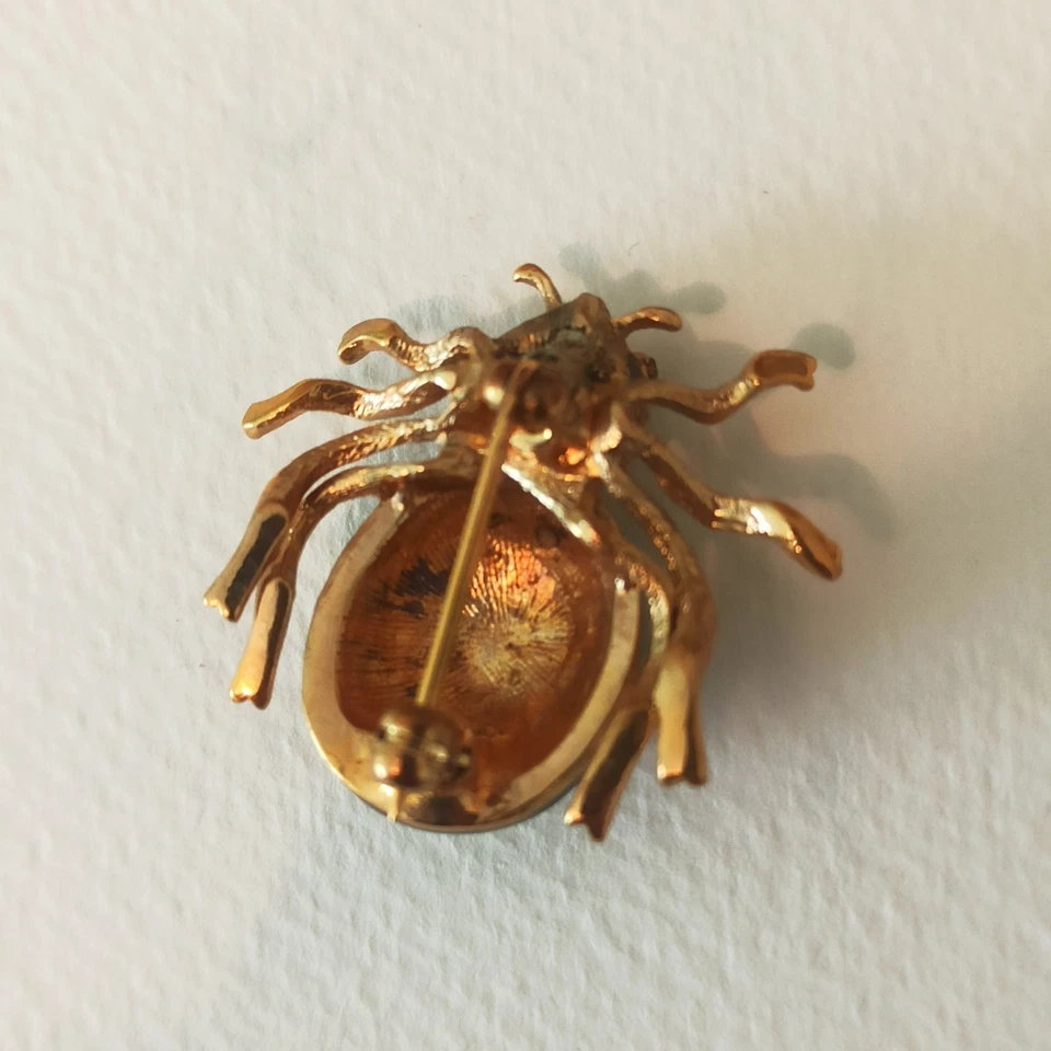 Broche dorée "Scarabée" joliment décoré - Photo 4/4