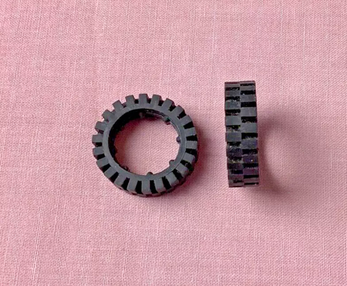 LEGO Part no 3483 : Black Tyre Offset Tread - Picture 5 of 6