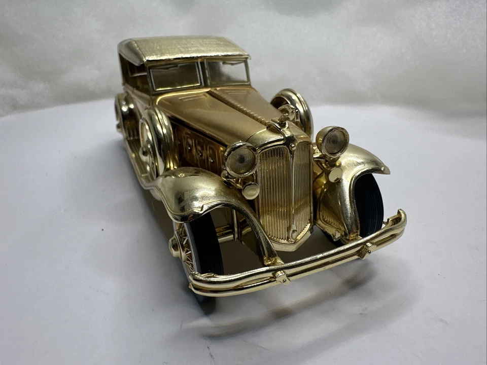 Signature Model 1932 Chrysler LeBaron 1:32 Die-Cast Gold Rare Unique Used - Image 2 of 4