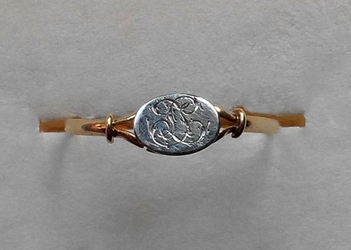 Delicado anillo de oro amarillo 750 de Francia - con monograma en oro blanco - perforado