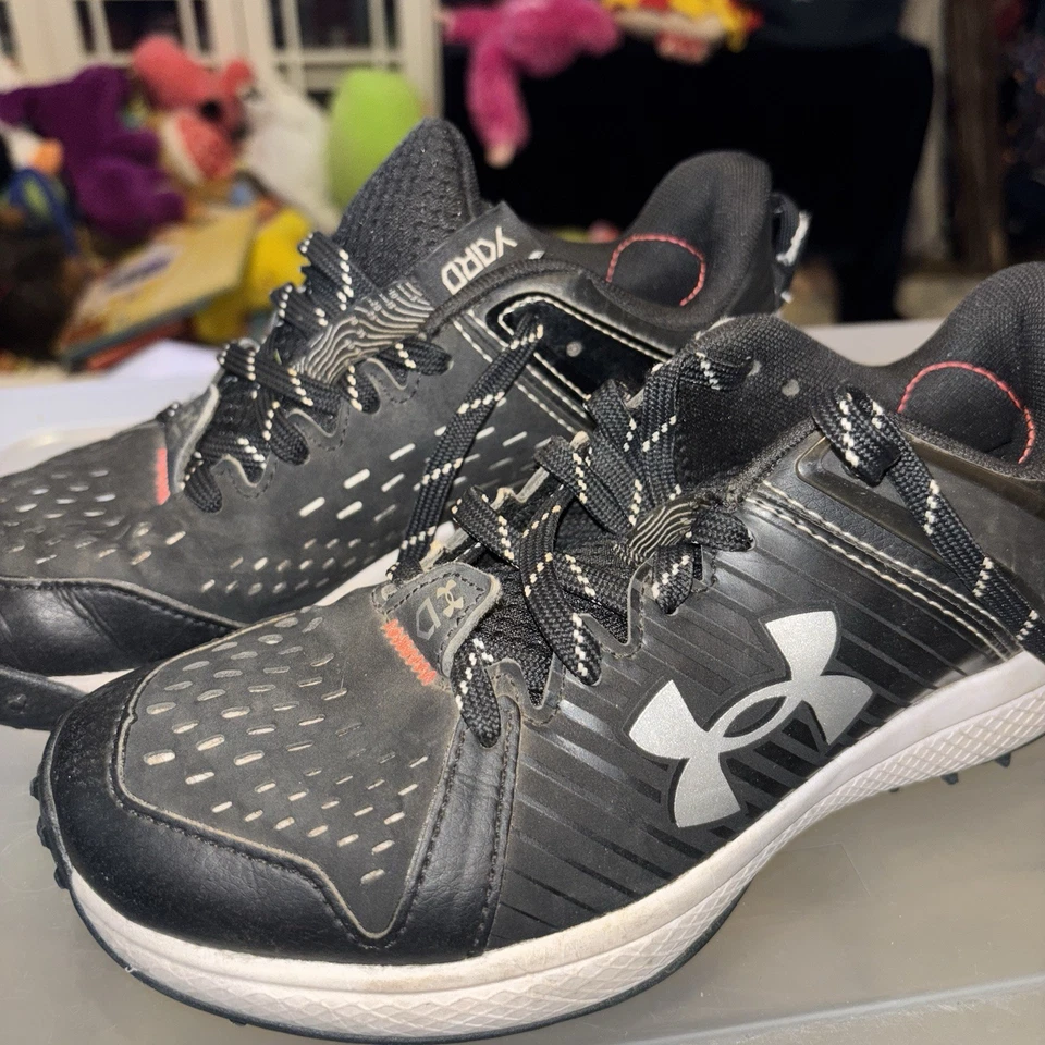 Zapatos de béisbol Under Armor Yard bajos para jóvenes talla 3,5 años Foto 2 de 4