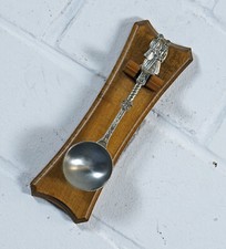 SKS Zinn L&ouml;ffel 95% Sammell&ouml;ffel Motivl&ouml;ffel auf Eiche Tellerbord 1970er J.