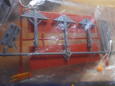 HO TRAIN LIFE-LIKE TRAIN STATION PLATFORM KIT NEW IN PACKAGE MISSING BASE! 