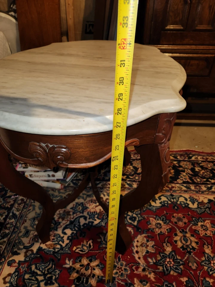 Mesa de salón victoriana con tapa de mármol, mesa central antigua "Turtle Top" Foto 4 de 4