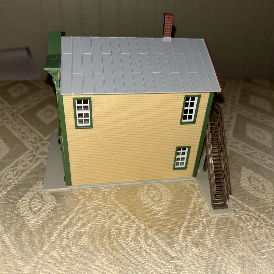 Edificio mercantil River Road escala HO de Walthers Cornerstone Foto 2 de 4