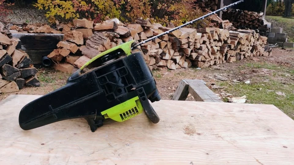 Poulan P3314 esta tiene una motosierra de gas 42cc 2 ciclos  Foto 4 de 4