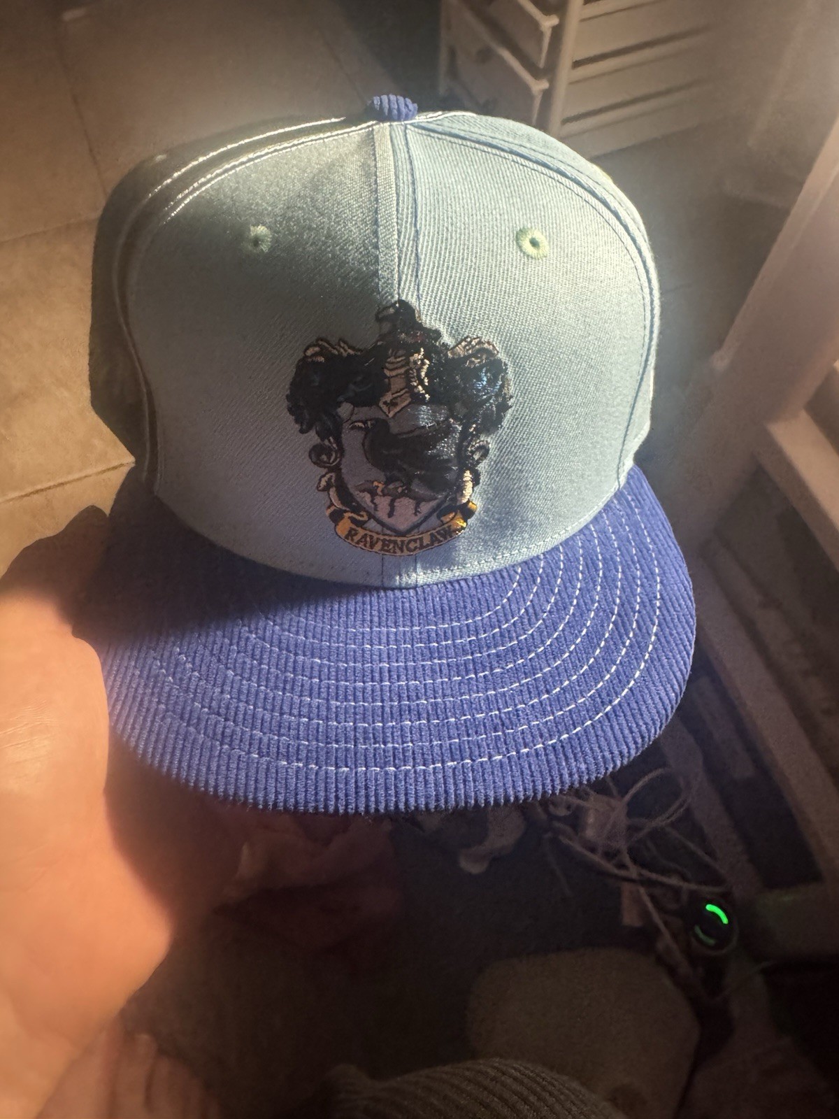 Gorra ajustada de ala de pana New Era Ravenclaw de Harry Potter de DC Comics talla 7 5/8