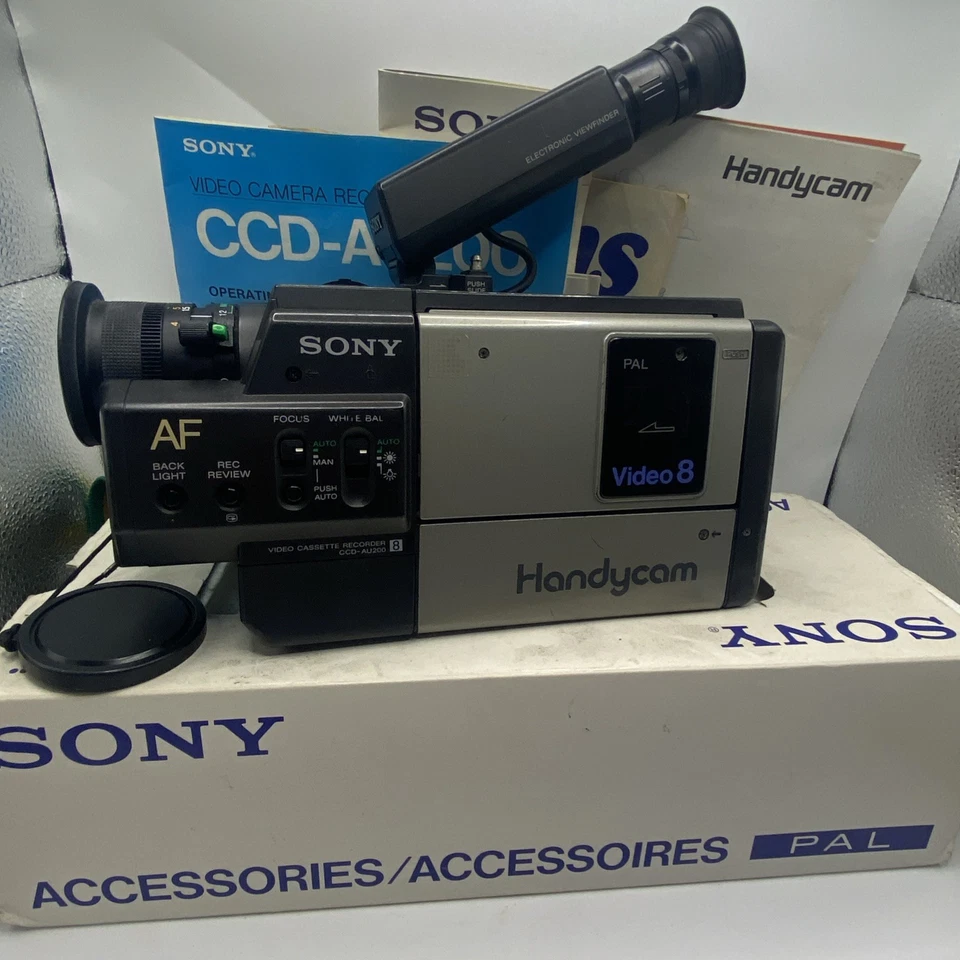 SONY HandyCam CCD-AU200 With Manual,Batteries Charger And Connectivity UNTESTED - Image 2 of 4