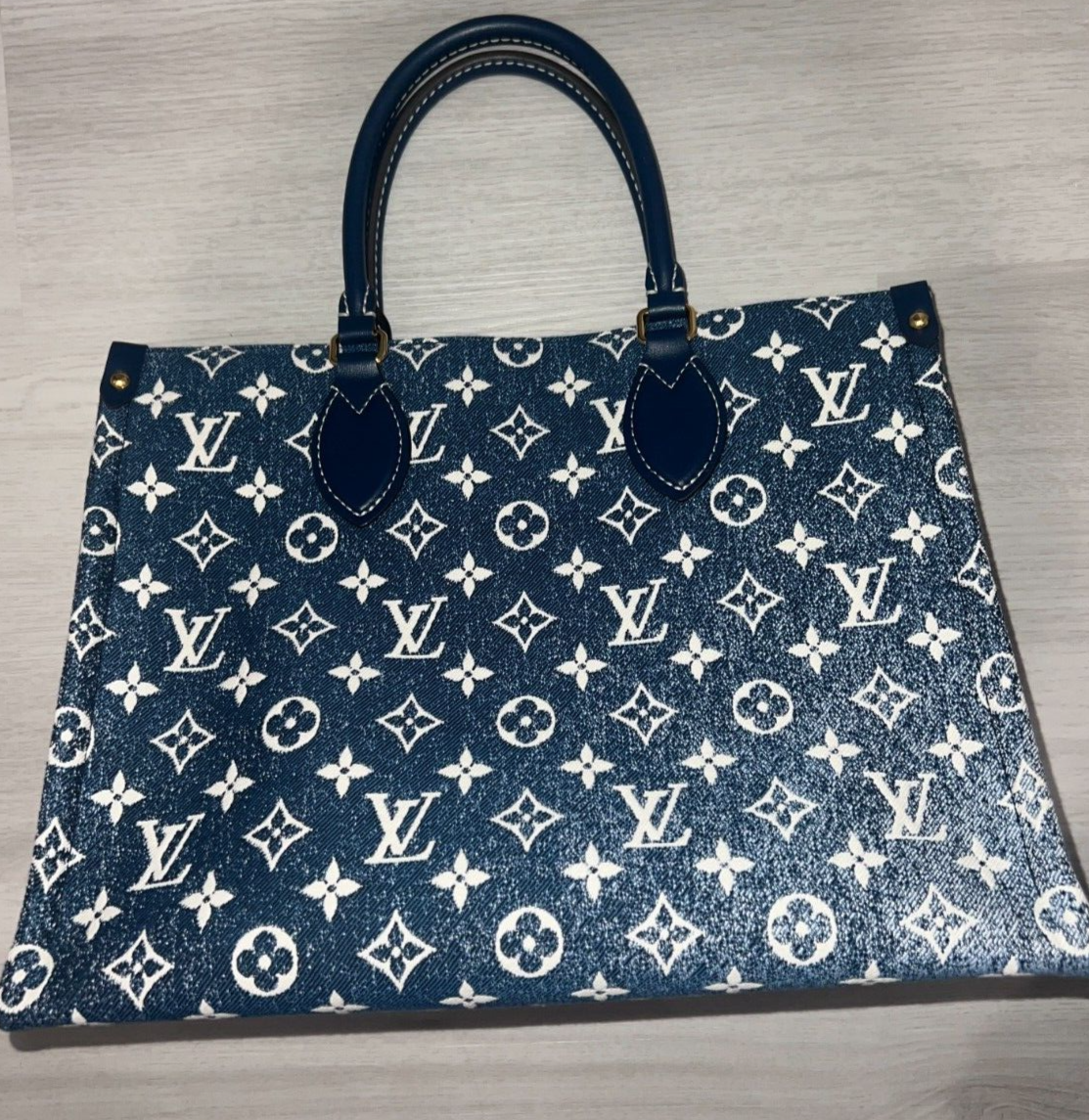 Louis Vuitton ONTHEGO (BRAND NEW) MM Tote Shoulder Bag M59608 Louis Vuitton ONTHEGO (BRAND NEW) MM Tote Shoulder Bag M59608