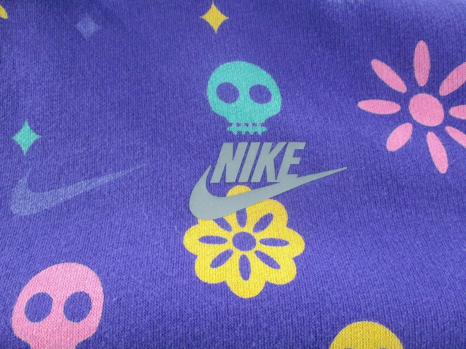 Pulôver Nike com capuz juvenil XL roxo estampa total caveira flor Swoosh lã - Imagem 3 de 4