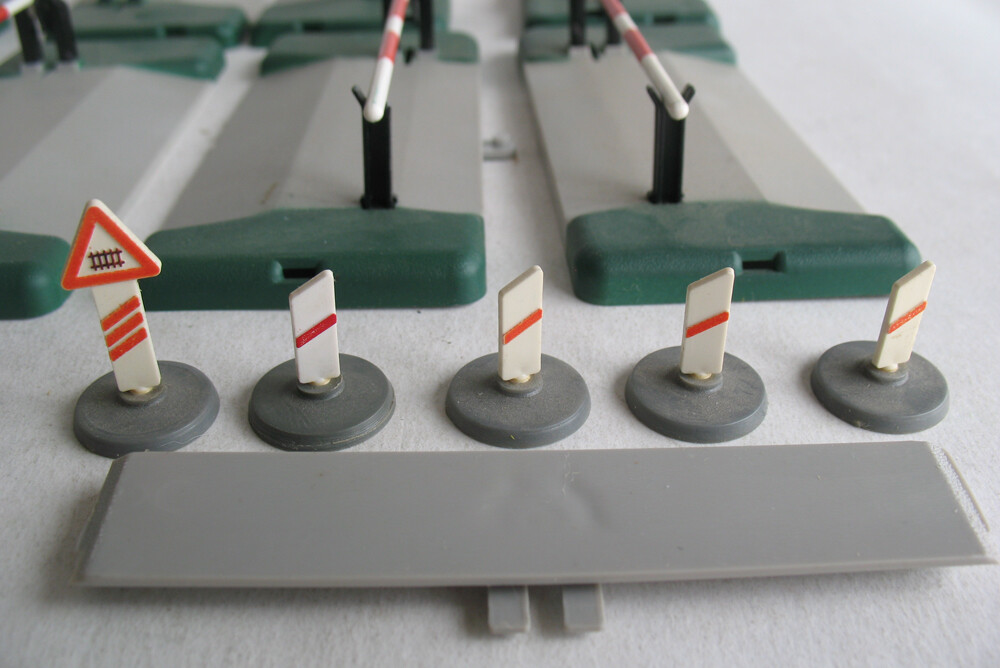 Lot of 4 Pair Kleinbahn 66H Manual HO Train Crossings & 661 Accessories