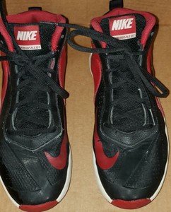 nike team hustle d7 black and red