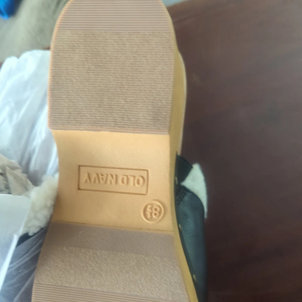 Tamancos pretos forrados de pele sintética Old Navy, novo com etiquetas tamanho 8.5, saltos de madeira - Imagem 3 de 4