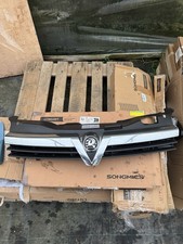 VAUXHALL ASTRA H FRONT GRILL WITH BADGE 2005-2011 GOOD CONDITION MK5