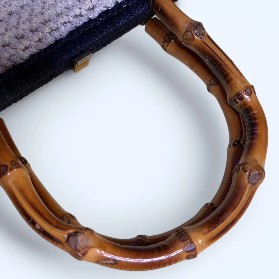 复古 60 年代 Walborg 白色带海军蓝细节钩针手提包,带竹柄。  — 第 2/4 张图片