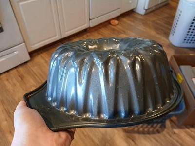 Wilton Gray Fluted Cake Pan
