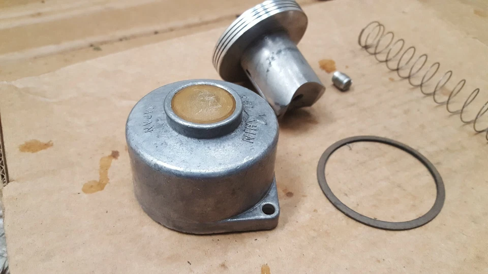 1970 1971 1972 Honda N600 Z600 carburetor slide spring top cover ASSY - Imagem 2 de 4