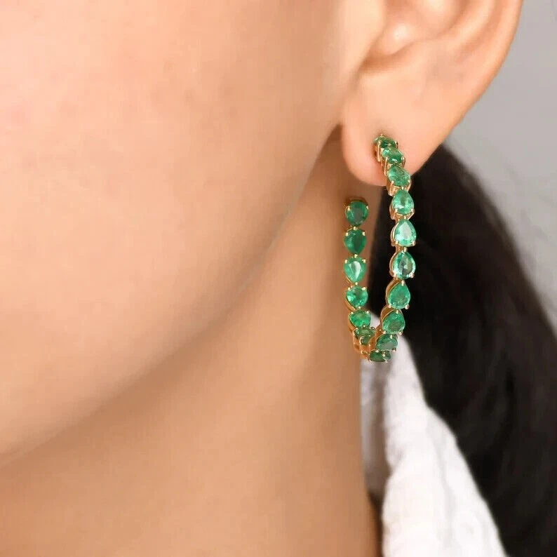 Pendientes de aro Huggie de esmeralda verde simulada corte pera enchapados en oro amarillo de 14 k Foto 2 de 4