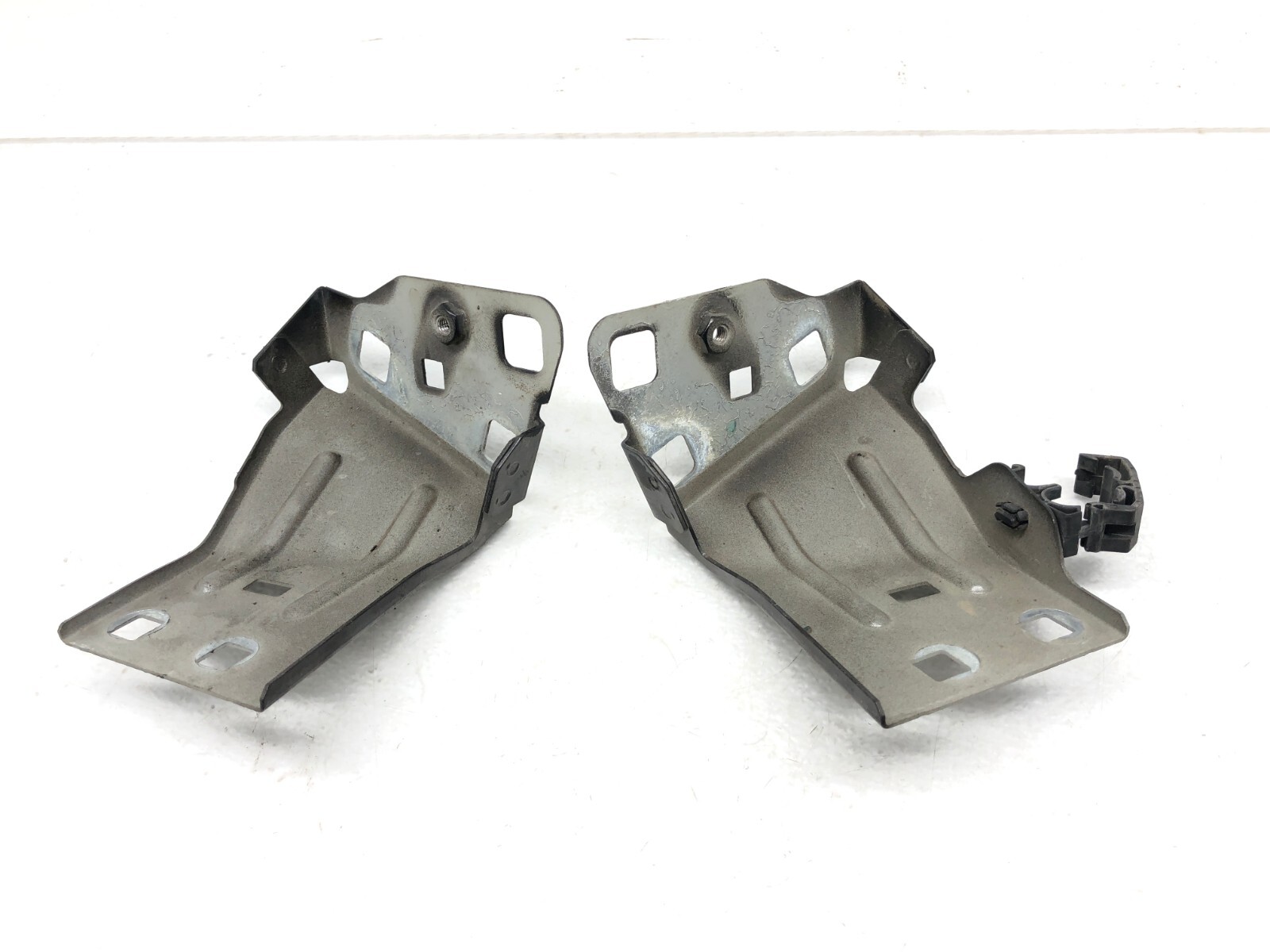 2017-2020 MASERATI LEVANTE FRONT FENDER MOUNT SUPPORT BRACKET SET X2 OEM