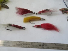 FISHING LURE UNKNOWN LOT OF 5 VINTAGE HOOK AND HAIR BAITS