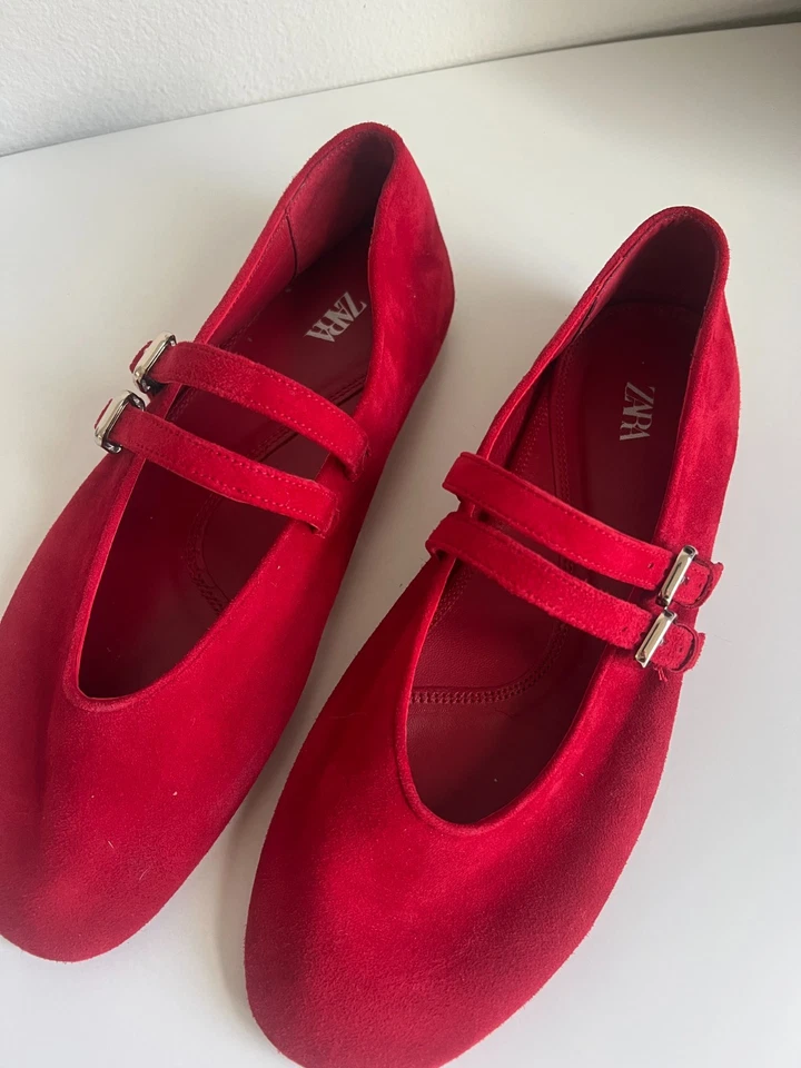 ZARA ZAPATOS PLANOS DE BALLET CRUZADOS DE GAMUZA ROJA CON HEBILLA PLATEADA TALLA 40 Foto 2 de 4