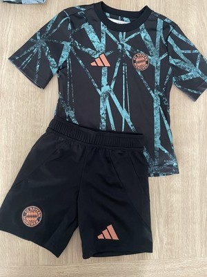 Jungen Adidas Bayern München Fußballtrikot und Shorts Set Alter 7-8