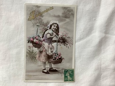 Mädchen trägt zwei Blumenkörbe und einen Blumenstrauß Postkarte 1904