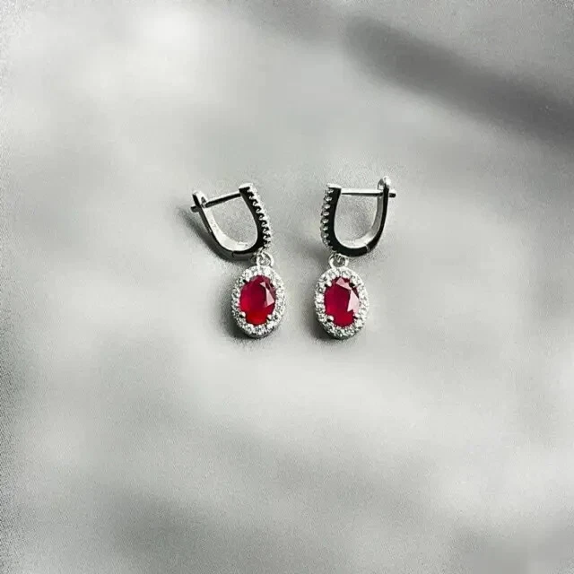 Aretes colgantes de diamantes rubí creados en laboratorio de corte ovalado de 2,5 quilates enchapados en oro blanco de 14 k Foto 3 de 4