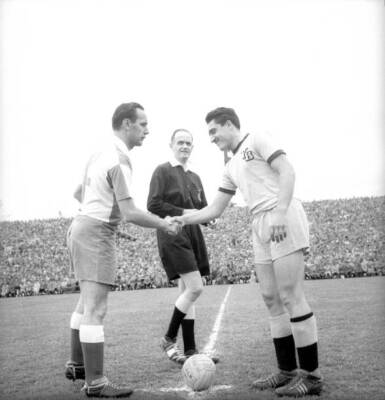 Grasshoppers shake hands before whistle for start of play 1958 Old Photo