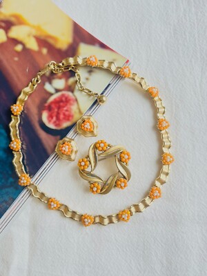 Krone Trifari 50er Jahre Koralle orange weiß Perlen Blumenkranz Herz Liebe 3er Set
