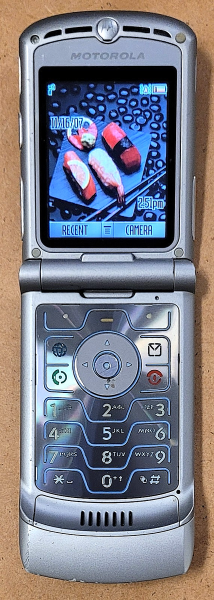 Motorola razr シルバー 6.2インチ折りたたみ式　本体のみ Motorola RAZR / Razor V3 - Silver ( Cingular ) GSM Flip Phone