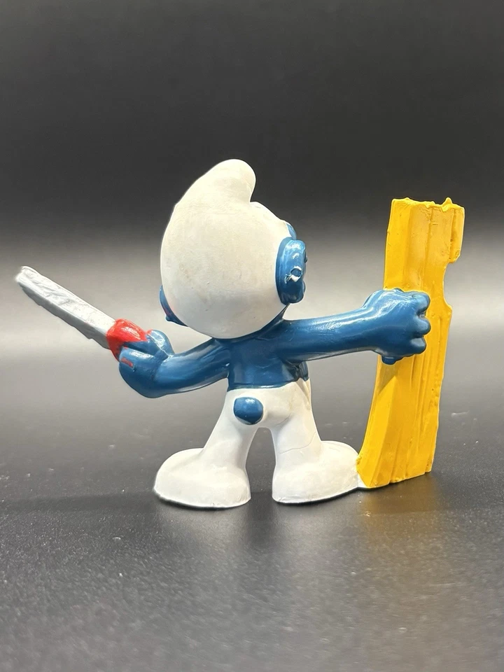 (D) Figura PVC de colección 1978 Schleich pitufo carpintero con sierra y madera Hong Kong Foto 4 de 4