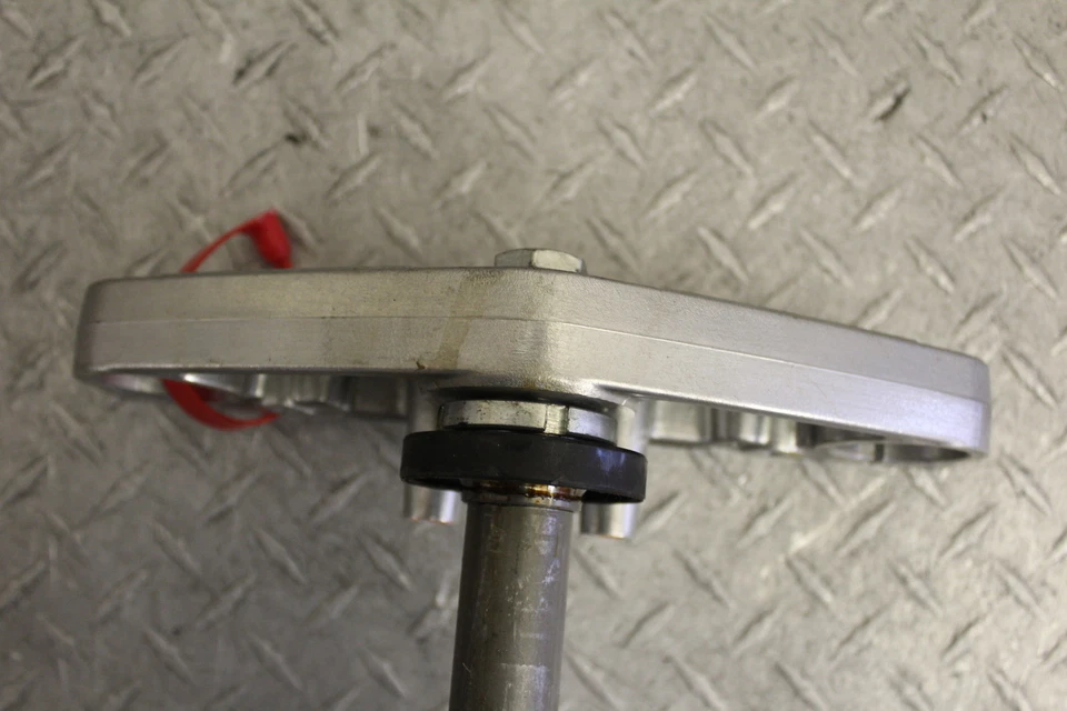 Suzuki GZ250 GZ 250 2001 horquilla delantera abrazadera inferior triple árbol vástago Foto 2 de 4