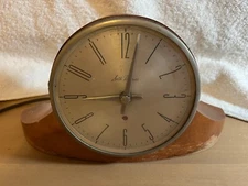Vintage SETH THOMAS Electric Wood Mantle Clock DYNAIRE-1E E022-000 USA.