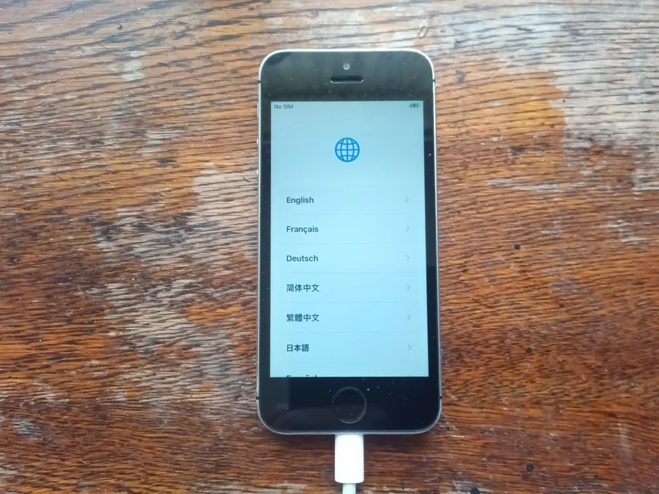 Apple iPhone SE (2016) · 128GB, photo 2 of 4