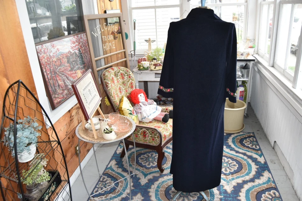 Vintage Komar Robe Black Velour House Coat Embroidered Prairie Design Medium - Image 3 of 4