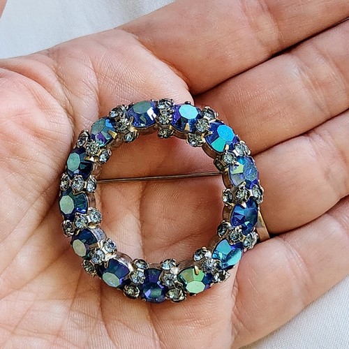 Vintage Warner Brooch - Circle Wreath Blue Aurora Borealis Rhinestones MCM - Picture 4 of 7