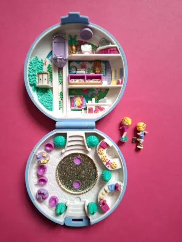 Vintage 1989 Bluebird Polly Pocket Polly's Ice Skating  Party Toy w Figures