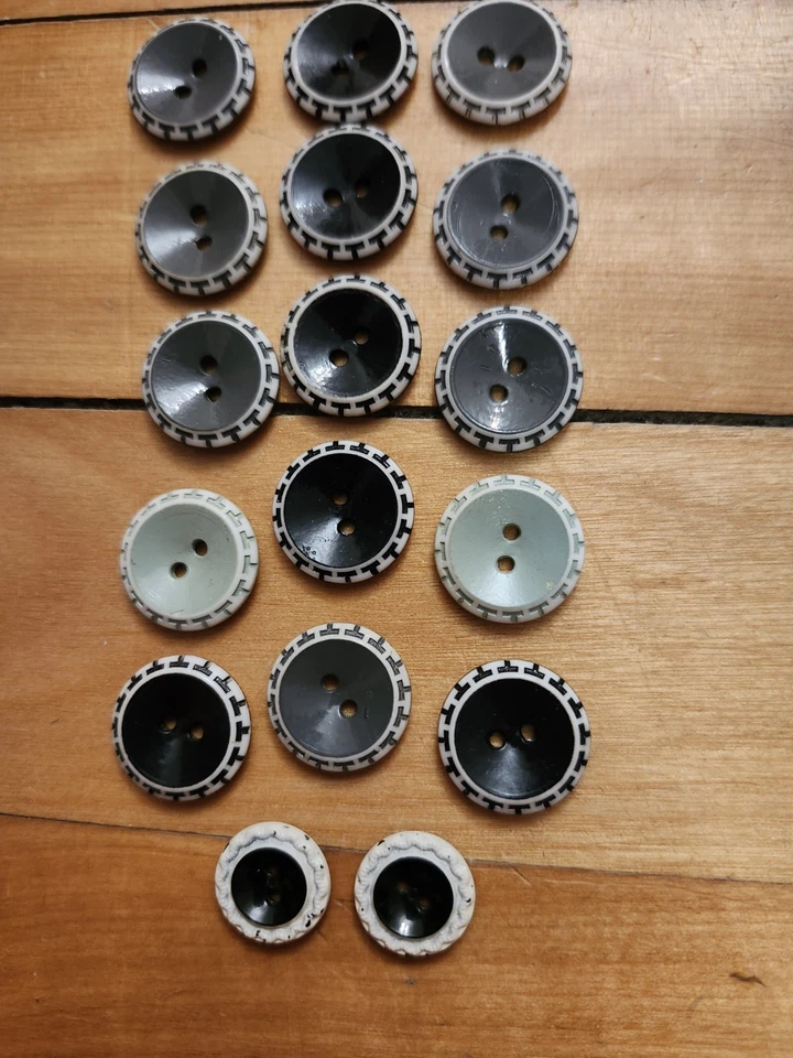 Lot Of 18 Bakelite Frilly Two Tone Buttons. - Image 3 of 3