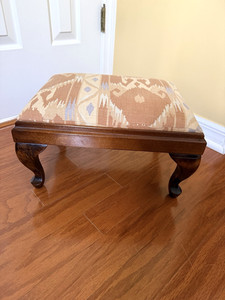 VTG  Preowned  Wood Footstool by AMMERAN HOUSE QueenAnn Legs Navajo Aztec Print