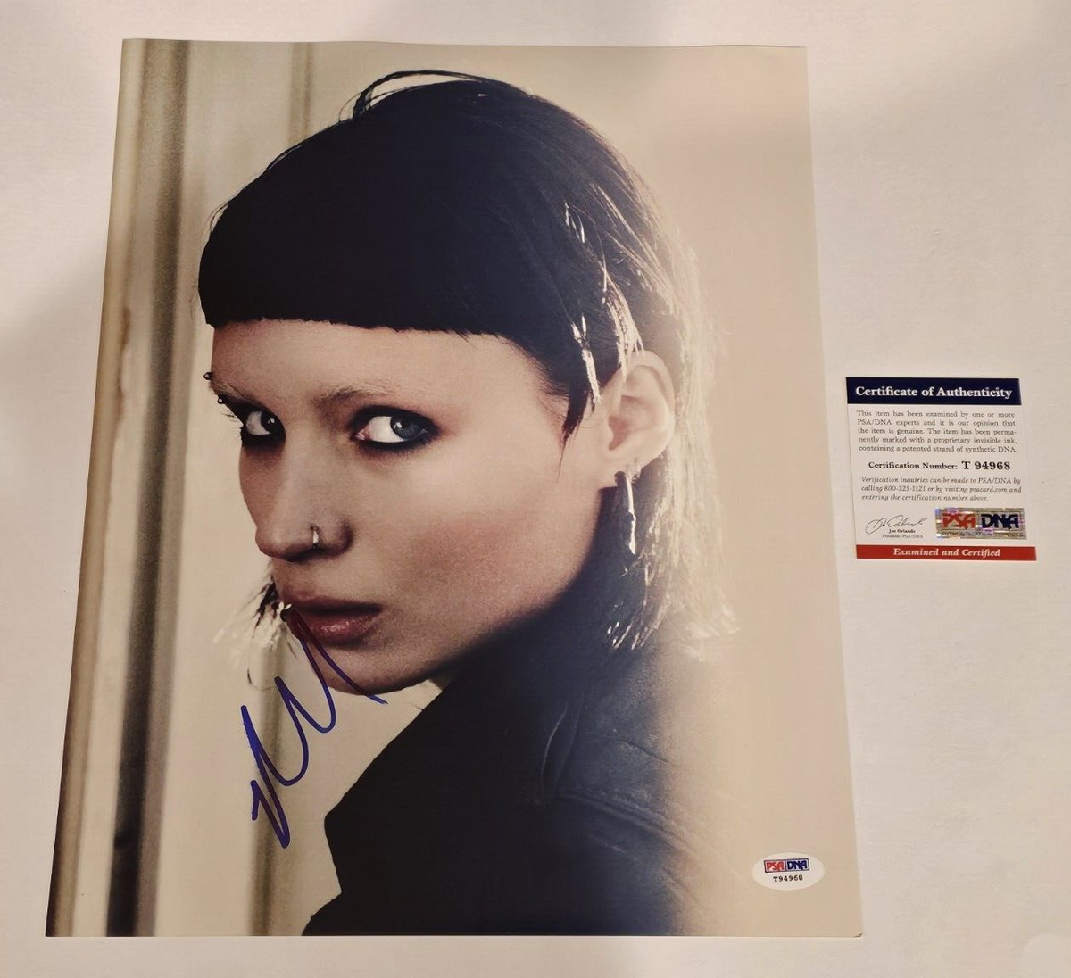 ルーニー・マーラ   直筆サイン入りフォト  ドラゴン・タトゥーの女 ROONEY MARA Signed 11X14 Photo-GIRL WITH THE DRAGON TATOO-PSA