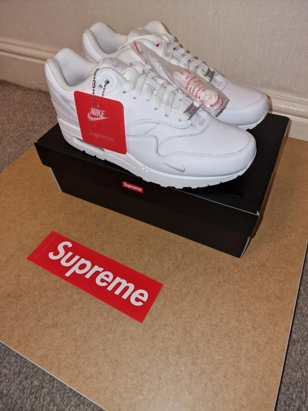 Supreme X Air Max 1 blanc ✅   UK 7,5   EN MAIN Livraison rapide ?