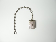 Ancienne belle Tabatière boîte à timbres forme de livre + chaîne XIX-XXe siècle