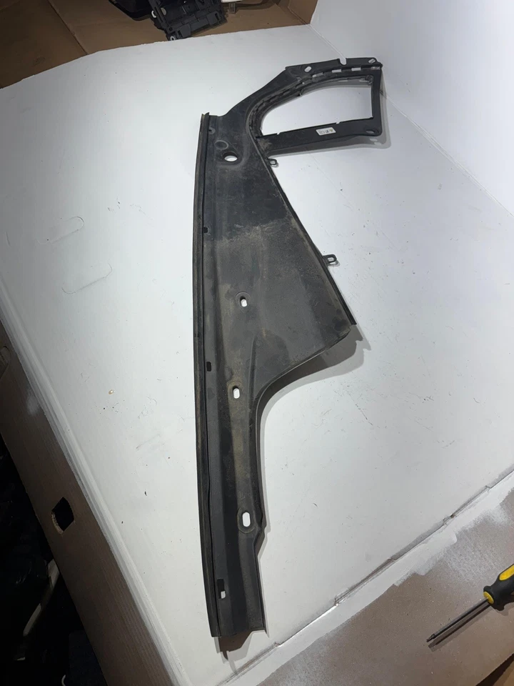 2012-2016 BMW 528I XDRIVE — УПЛОТНЕНИЕ ЛЕВОГО КАПОТА, поддержка/крышка панели 7019803 - Изображение 2 из 3
