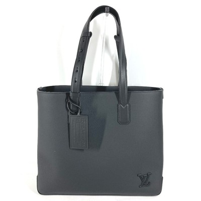 LOUIS VUITTON M22481 Tone-on-tone aerogram fastline Shoulder Bag 