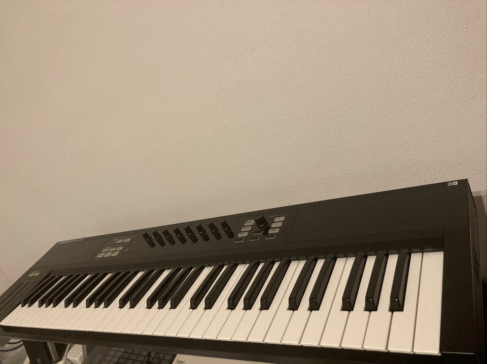 Native Instruments Komplete Kontrol S61 Neuwertiger Zustand