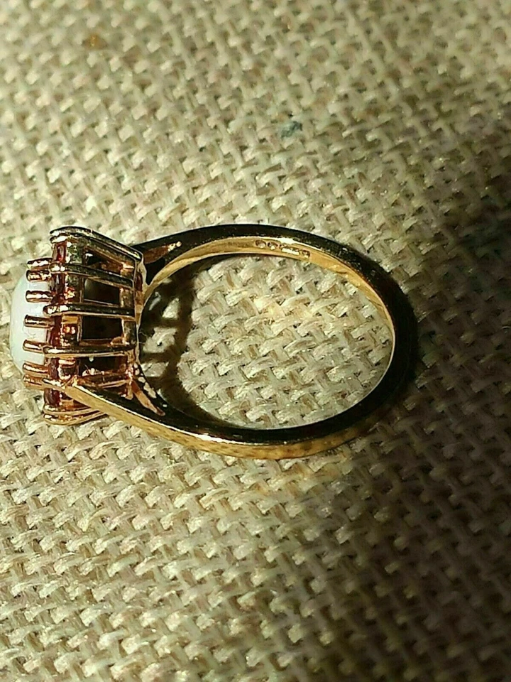 Anillo de compromiso con halo de ópalo de fuego y granate rojo corte ovalado de 2 quilates acabado en oro amarillo de 14 quilates Foto 4 de 4