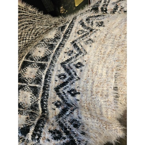 Lulumari Fuzzy Eyelash Knit Sweater Black Cream Geometric Pattern Women Size M - Bild 14 von 14