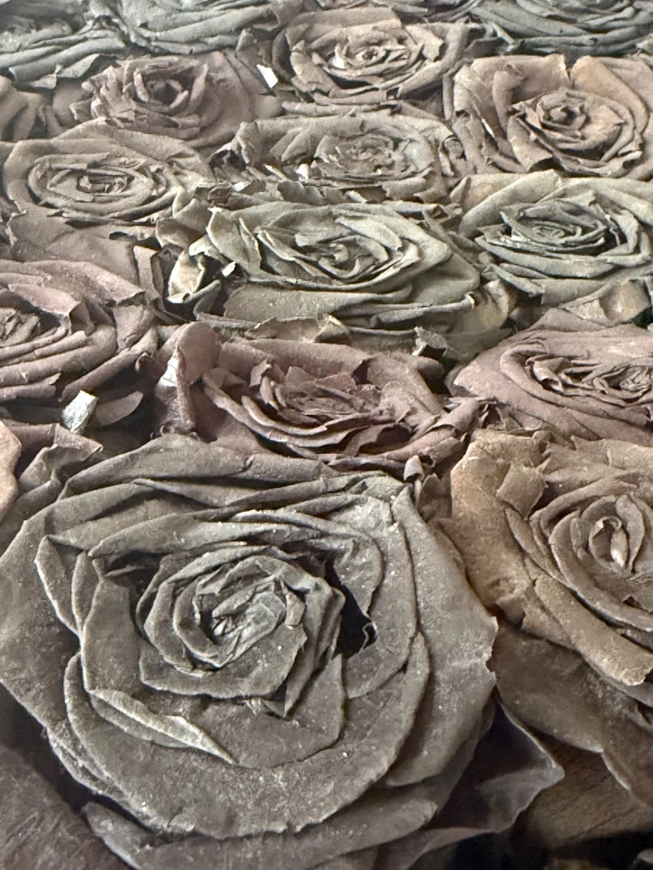 Caja grande redonda de gamuza gris rubor | Rosas negras de la eternidad | Venus et Fleur Foto 4 de 4