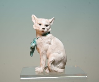 uralte Puppenstuben Miniatur Bisquite Porzellan Katze mit Schleife um 1900